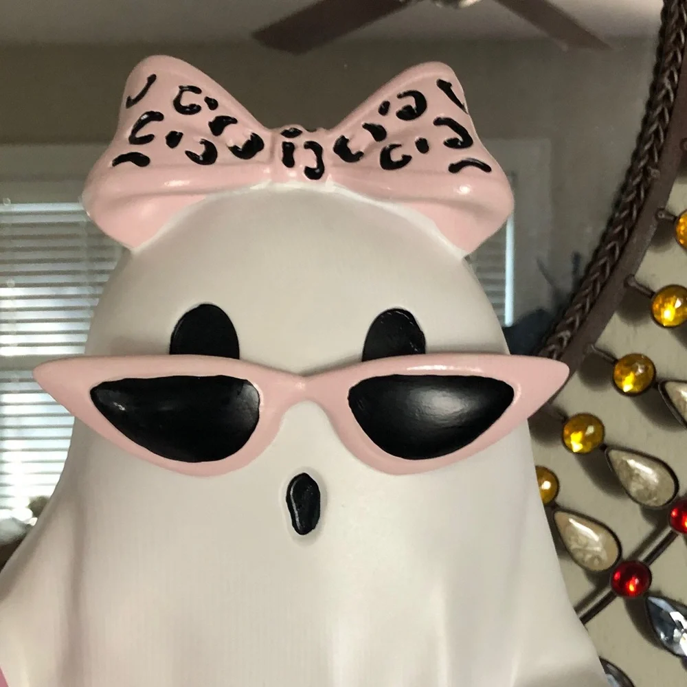 Glamorous Ghouls chic pink